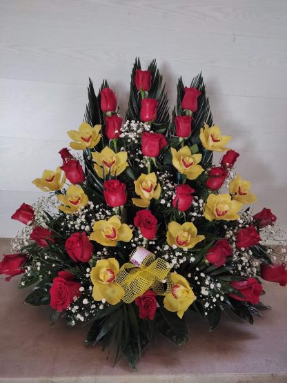 Centro de rosas rojas y orquídea amarilla.
